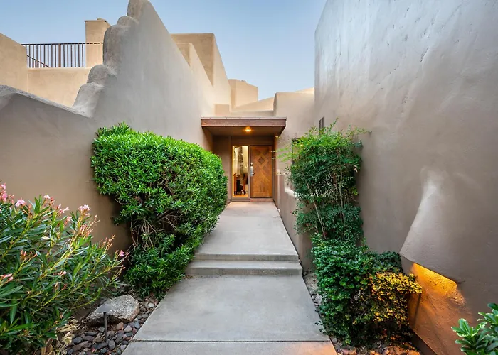 Exclusive Boulders Retreat Near Downtown Hiking Scenic Views.